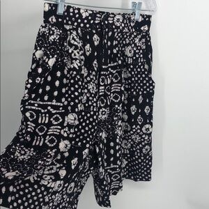 Vintage 1990s shorts batik M black white rayon flowy